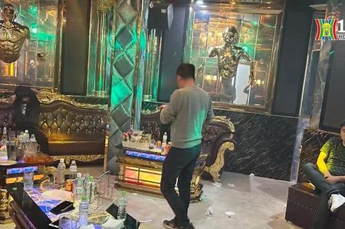 Bắt gọn 32 đối tượng đang 'bay lắc' trong quán karaoke