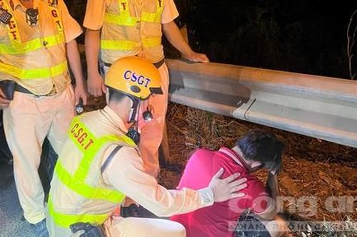CSGT tuần tra, kịp thời giữ lại người đàn ông chuẩn bị nhảy sông tự tử