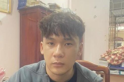 Nhân viên tiệm vàng lao qua tủ kính bắt gọn đối tượng cướp vàng