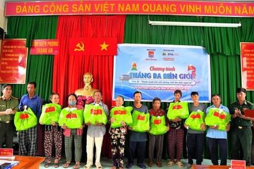 Đoàn Thanh niên Công an TPHCM với chương trình 'Tháng Ba biên giới'