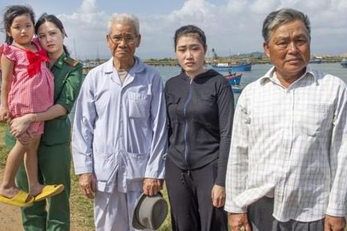 Hòn vọng phu bên núi Chóp Chài