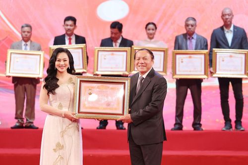 Hoài Anh nhận danh hiệu NSƯT sau 32 năm theo nghề múa