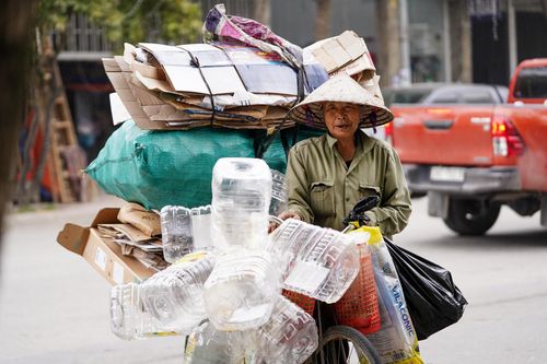 Ngày 8/3 không hoa, không quà của những người phụ nữ vất vả mưu sinh