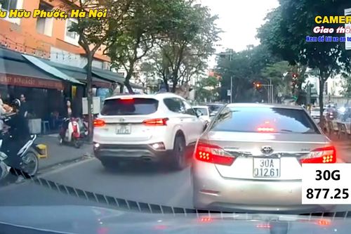Lái xe kiểu 'khôn lỏi', tài xế ô tô trả giá đắt