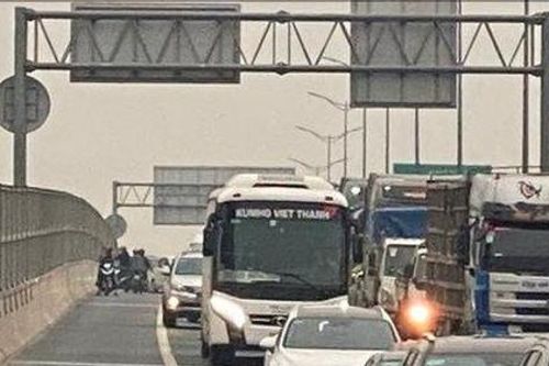 Phạt nhiều trường hợp đi xe máy lên Vành đai 3 trên cao