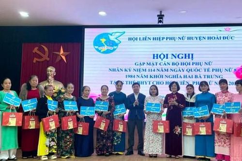Hoài Đức: Tặng 46 thẻ bảo hiểm y tế cho phụ nữ hoàn cảnh khó khăn