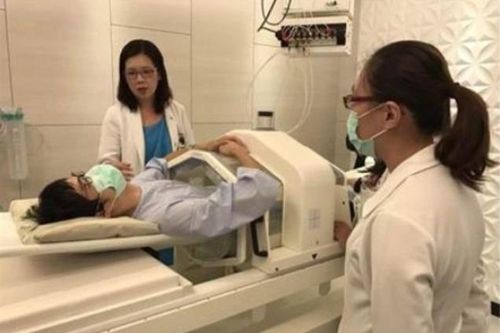 Người phụ nữ 60 tuổi mắc ung thư bàng quang do thường xuyên làm việc này khi làm đẹp, chị em cần cảnh giác với sở thích này