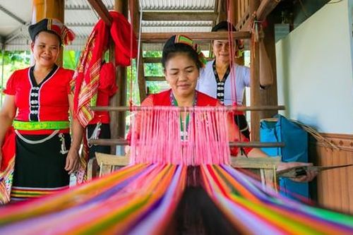 Phụ nữ vùng cao miệt mài làm nghề, gìn giữ nét đẹp nghề truyền thống