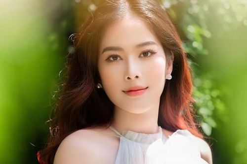 Vì sao đang livestream trò chuyện Nam Em lại giật mình né người khỏi ống kính?