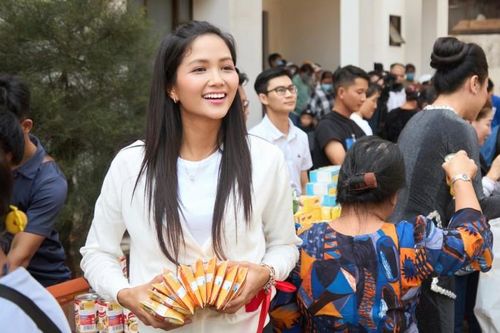 H'Hen Niê về Đắk Lắk sẻ chia cùng cộng đồng người sống với HIV/AIDS
