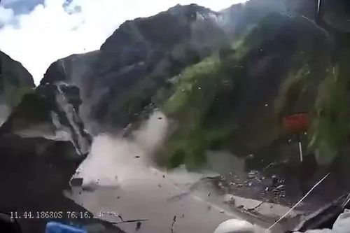 Tảng đá khổng lồ bất ngờ lăn từ trên núi, phá nát 2 chiếc xe tải