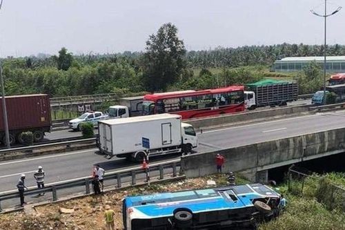 Lật xe khách trên cao tốc TP HCM-Trung Lương, nhiều người bị thương