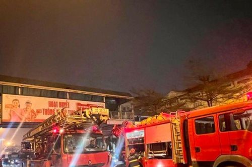 Giải cứu nam thanh niên nằm trên mái cầu vượt ở Hà Nội