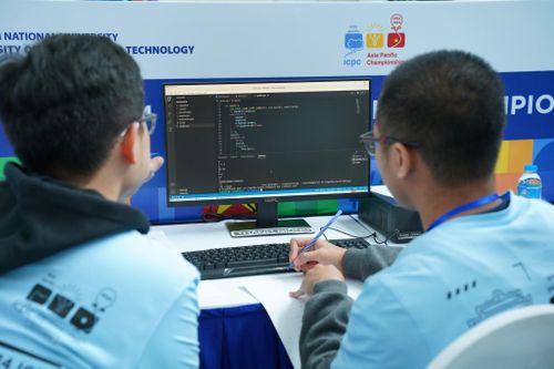 Trường đại học chi mạnh, tặng laptop cho 100% sinh viên nhập học