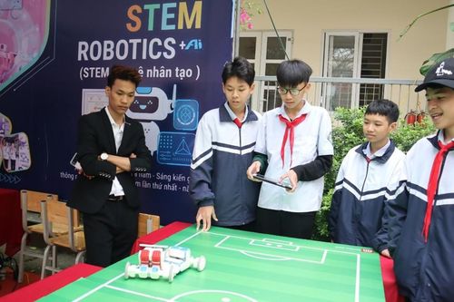Học sinh Đan Phượng hào hứng trải nghiệm sản phẩm giáo dục STEM