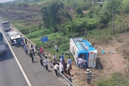 Xe khách phơi bụng trên cao tốc, nhiều hành khách nhập viện cấp cứu