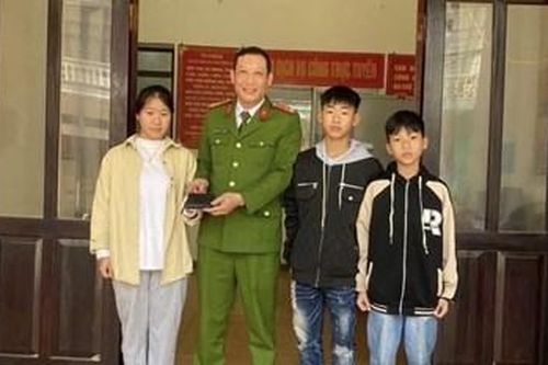 Hai học sinh trả lại chiếc ví cho người đánh mất