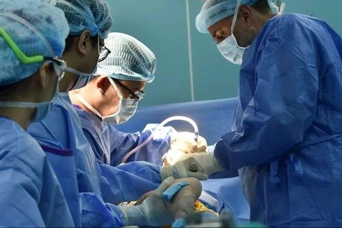 Phẫu thuật thay khớp háng miễn phí cho bệnh nhân nghèo