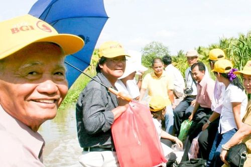 Đằng sau vẻ khô khan là một trái tim ấm nồng
