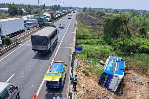 Điều tra nguyên nhân xe khách lật ngang ra khỏi cao tốc TPHCM – Trung Lương