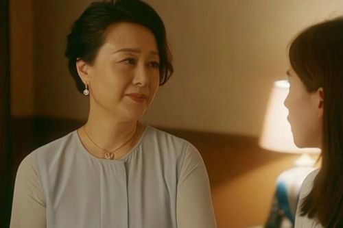 Mẹ kế bệnh nặng đưa tôi 30 cây vàng, lý do khiến tôi ân hận