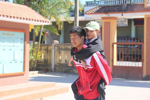 Đến trường trên 'đôi chân' đặc biệt