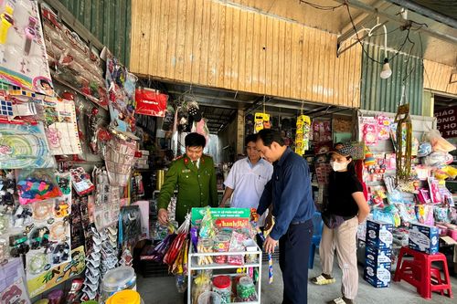 Thực phẩm 'bẩn' bủa vây cổng trường