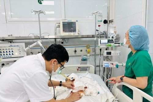 Thiếu niên nguy kịch vì máy tính xách tay phát nổ