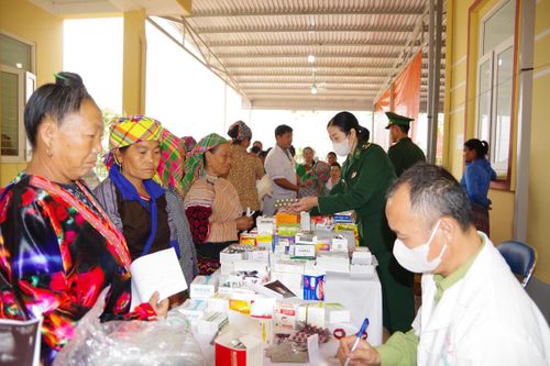 Điện Biên: Khám bệnh, cấp thuốc miễn phí và tặng quà cho hơn 200 người dân biên giới