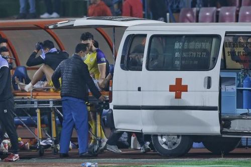 Tuấn Hải suýt gãy chân sau pha vào bóng nguy hiểm của cầu thủ Quảng Nam