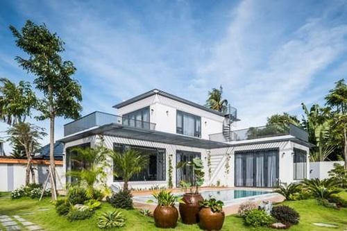 Mảng xanh và khoảng trời trong ngôi nhà rộng 228m2
