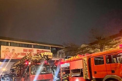 'Giải cứu' người đàn ông có biểu hiện bất thường nằm trên nóc cầu vượt cho người đi bộ