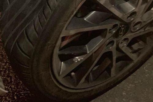 Đâm phải đá trên cao tốc thu phí, ô tô hư hỏng có được bồi thường?