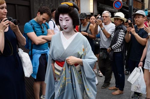 Cố đô Nhật bảo vệ geisha trước sự tấn công của khách du lịch
