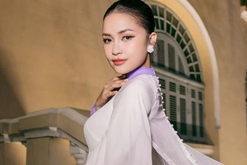 Hoa hậu Ngọc Châu mặc áo dài lụa vẽ sen kín đáo vẫn gợi cảm