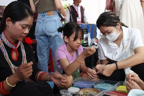 Làm trang sức truyền thống của người dân tộc tại Lễ hội Việt - Nhật