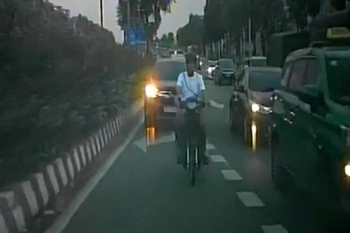 Nam thanh niên lái xe máy húc đuôi ô tô rồi bỏ chạy, giơ tay 'chỉ trỏ' chủ xe