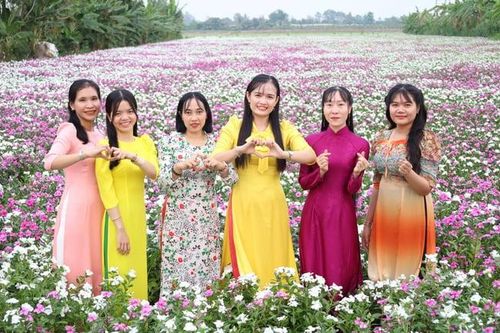 Phụ nữ Cần Thơ khoe vẻ đẹp với tà áo dài