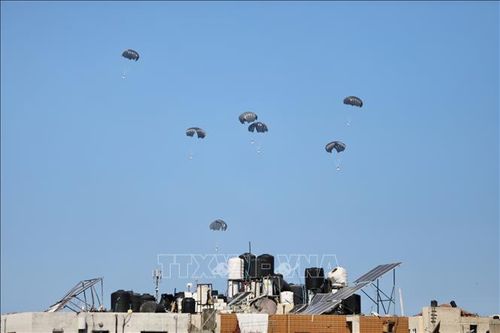 Mỹ thả hơn 11.500 suất ăn xuống Dải Gaza