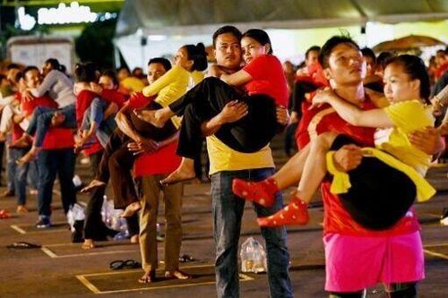 Ngày Quốc tế phụ nữ 8/3: Lập kỷ lục thế giới về cuộc thi bế 'người phụ nữ của đời mình'