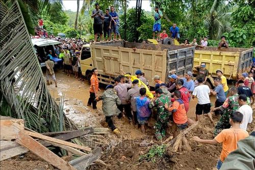 Lũ quét, lở đất ở Indonesia làm ít nhất 20 người chết và mất tích