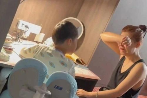 Phụ huynh Trung Quốc áp lực vì dạy con học đến mức đau tim, đột quỵ