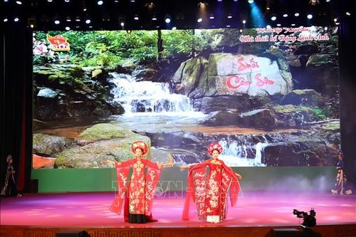 Tôn vinh nét đẹp phụ nữ qua áo dài truyền thống
