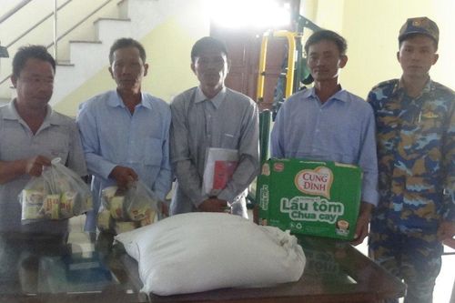 Đảo Đá Lát hỗ trợ 4 ngư dân trên tàu cá Ninh Thuận bị sóng đánh chìm