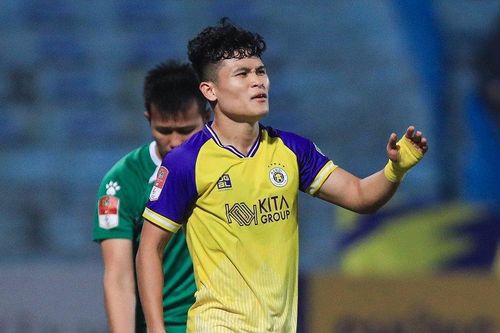 Nghỉ thi đấu 1 tháng, Tuấn Hải báo hung tin cho HLV Troussier