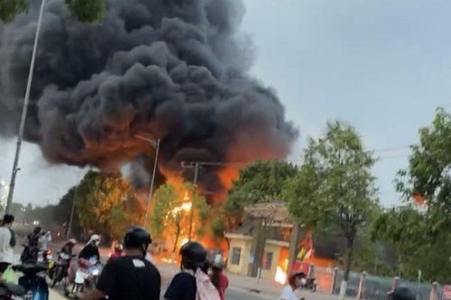 Bình Thuận: Lửa bốc cháy dữ dội bên trong trụ sở Công an huyệnTánh Linh