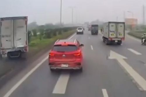 Ba ô tô tai nạn liên hoàn vì lỗi thường gặp trên đường lớn