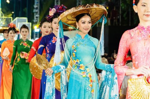 NTK Đỗ Trịnh Hoài Nam được tôn vinh tại Lễ hội Áo dài TP HCM