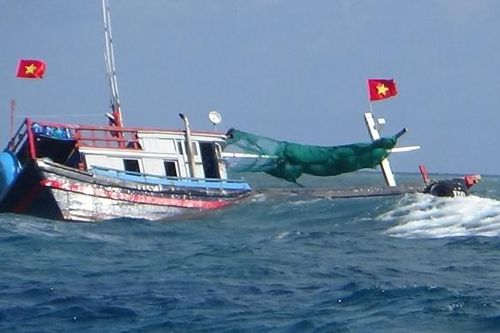 Hỗ trợ 4 ngư dân tàu cá Ninh Thuận gặp nạn trên biển