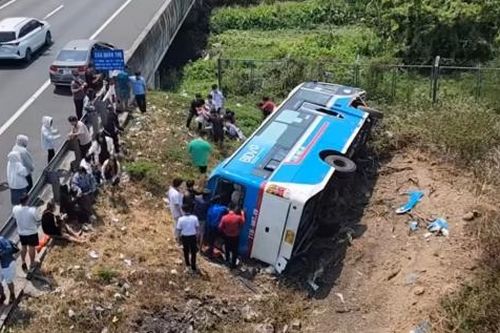 Lật xe khách trên cao tốc TP. Hồ Chí Minh - Trung Lương, nhiều người nhập viện